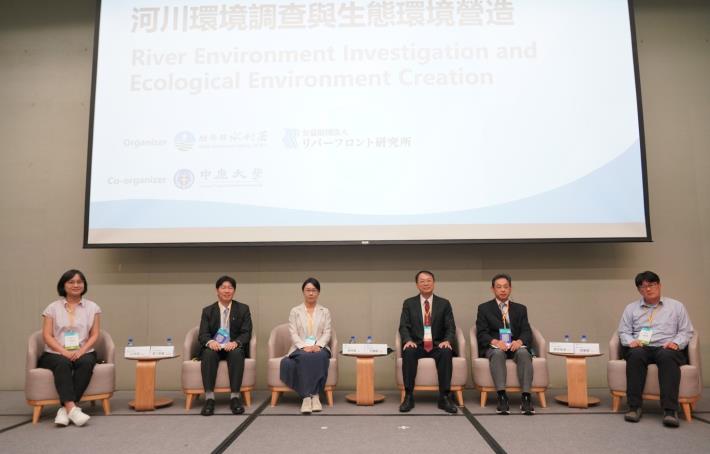 從左至右依序為臺灣大學江莉琦副教授、日本河川整備研究所宮川幸雄首席研究員、臺北大學廖桂賢教授、水利署王藝峰副署長、日本河川整備研究所都築隆禎經理、水利署第五河川分署吳嘉偉科長