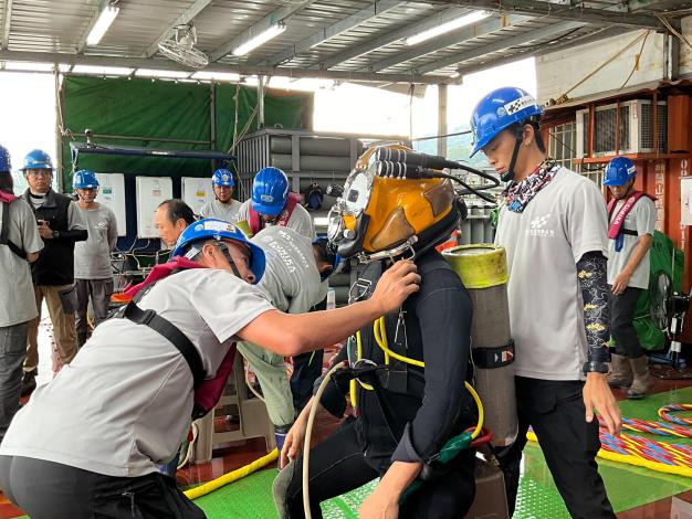 2檢查潛水人員正確穿著潛水設備