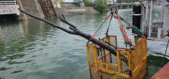 6水下雜物清理吊掛出水