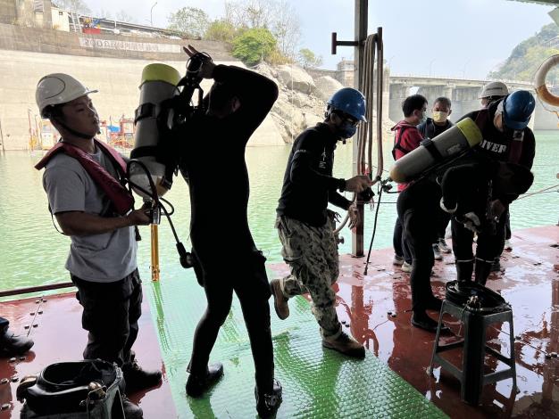 4潛水人員穿著潛水設備準備下水.JPG