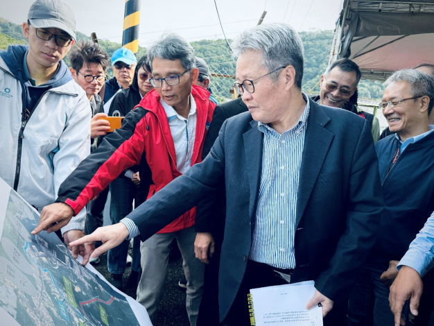 宜蘭縣蘇澳溪分洪工程計畫，因物價調漲加上工程困難，總經費從54億元修正提高至75.6億元，行政院政務委員兼公共工程會主委陳金德（中）前往視察。