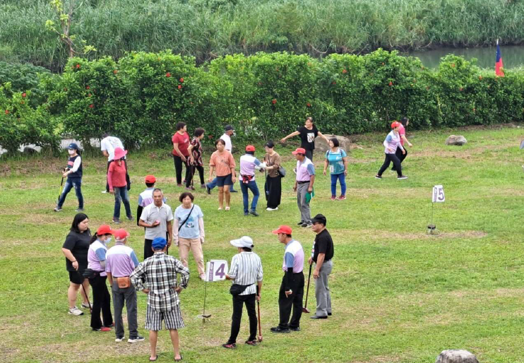 宜蘭河右岸中央大橋綠美化場地樂齡運動交流會