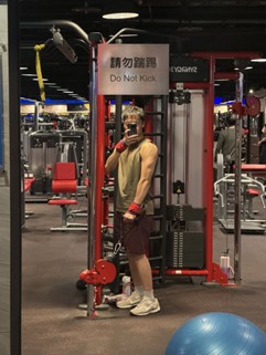 有去健身房時拍2張記錄一下，一直拍下去你身材就會變好囉-前