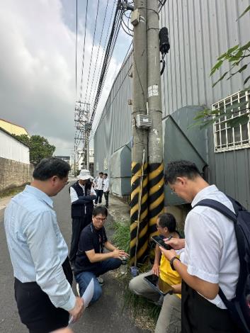 圖2、淹水感測器現地勘查與功能測試(b-1)會同臺中市政府在烏日區五光路進行淹水感測器試水