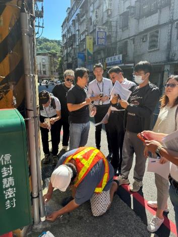 圖2、淹水感測器現地勘查與功能測試(a-1)會同新北市政府在中和區忠孝街進行淹水感測器試水