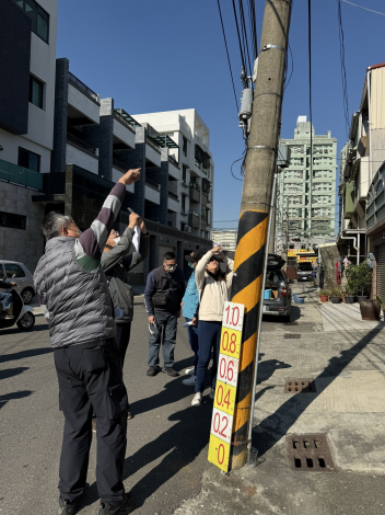 圖2、淹水感測器現地勘查與功能測試(d-1)會同臺南市政府在仁德區民安路二段進行淹水感測器試水