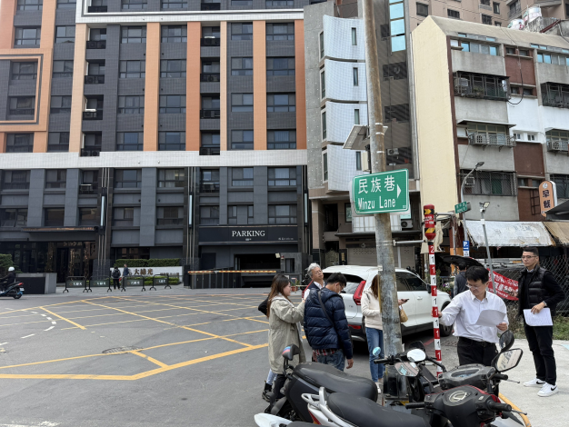 圖2、淹水感測器現地勘查與功能測試(c-2)會同高雄市政府在三民區民族巷進行淹水感測器試水