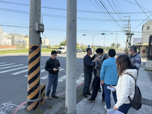圖2、淹水感測器現地勘查與功能測試(d-2)會同臺南市政府在仁德區民安路二段進行淹水感測器試水