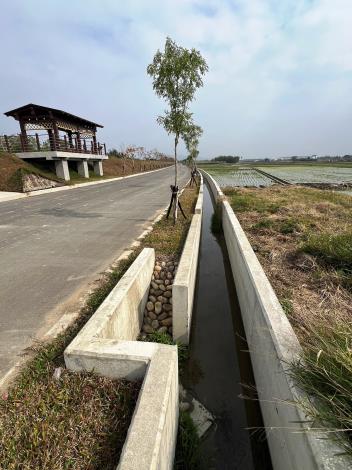 水防道路延續串聯上下游溪頭堤防及縣庄護岸，並於水防道路側溝每約20~50m設有生態友善通道