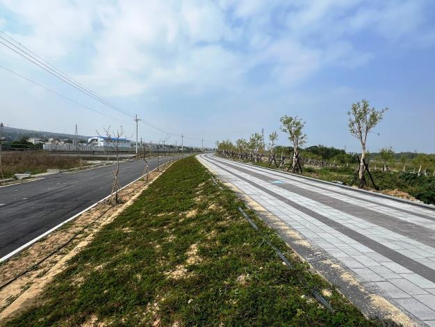 縣庄護岸堤前以緩坡培厚並種植原生種植物水社柳，減量堤防表層生硬的混凝土，就地取材，未來可成為生態廊道
