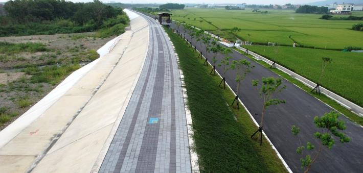 縣庄護岸堤頂步道接續上游溪頭堤防供民眾休憩，後坡鋪排塊石覆土種植穗花木藍打造長條綠帶兼顧生態