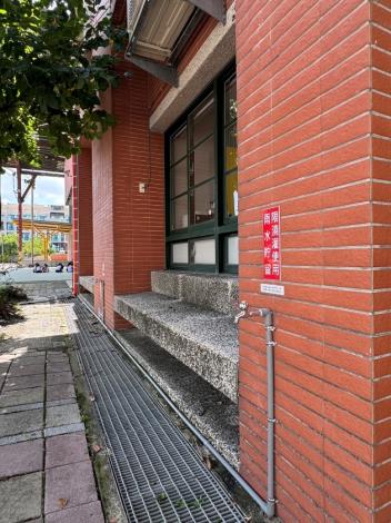圖2 說明：彰化縣溪湖鎮湖北國民小學雨水貯集利用工程，規劃是以學校風雨球場之屋頂為主要集水區域，利用球場屋頂西北側頂端排水處收集雨水，再配合北棟教室新設天溝與落水管等連結匯集後，連接到北棟教室外側二樓陽台設置的2座3噸水槽儲水，儲蓄之雨水將供學校沖廁及鄰近地區花圃等澆灌使用。