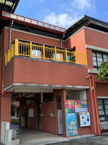 圖3 說明：彰化縣溪湖鎮湖北國民小學雨水貯集利用工程，規劃是以學校風雨球場之屋頂為主要集水區域，利用球場屋頂西北側頂端排水處收集雨水，再配合北棟教室新設天溝與落水管等連結匯集後，連接到北棟教室外側二樓陽台設置的2座3噸水槽儲水，儲蓄之雨水將供學校沖廁及鄰近地區花圃等澆灌使用。