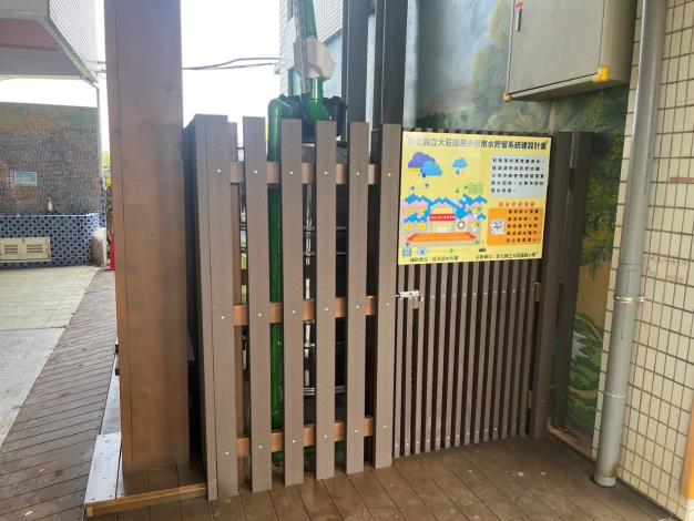 圖一 說明：彰化縣溪州鄉大莊國民小學雨水貯集利用工程，規劃是以學校北棟教學樓之區域為雨水收集範圍，配合北棟教室樓廁所前方周圍設置相關之集水、淨水、儲水等設備，並將收集之雨水利用在本區之廁所沖廁使用。