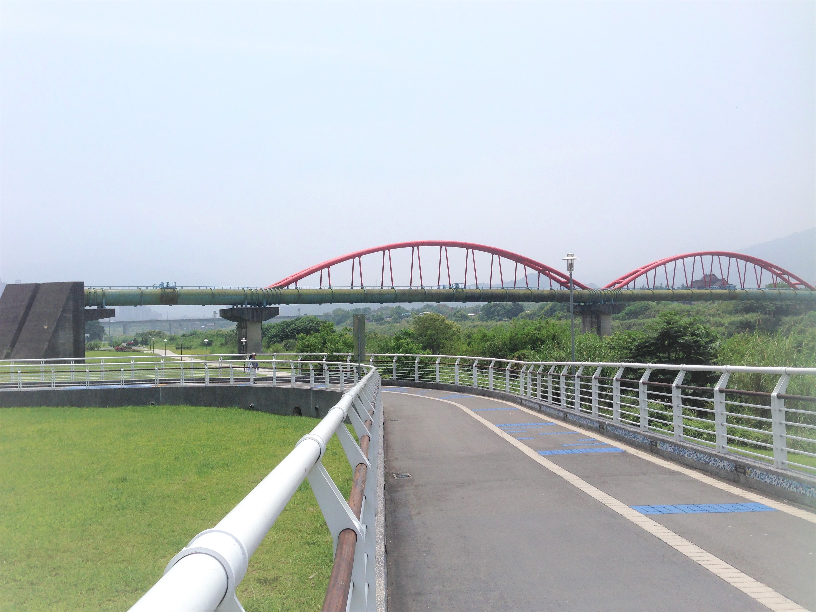 圖1 常見的水管橋塗裝樣式