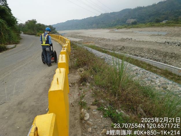 鯉南護岸凱米颱風損壞處修復後進行透地雷達檢測