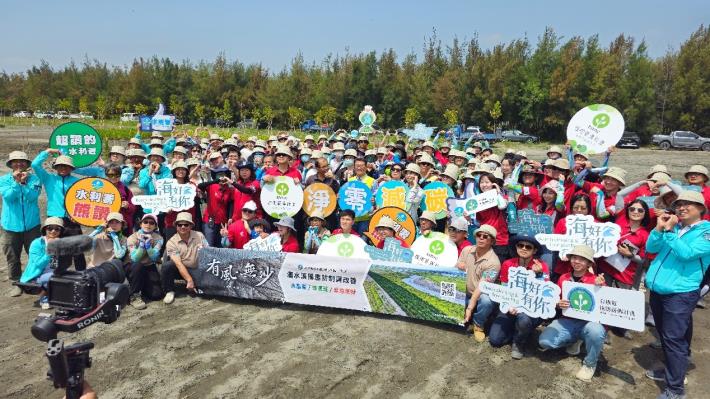 圖1、「公私協力蛇我其誰：揚塵抑制植樹活動」崙背大合照