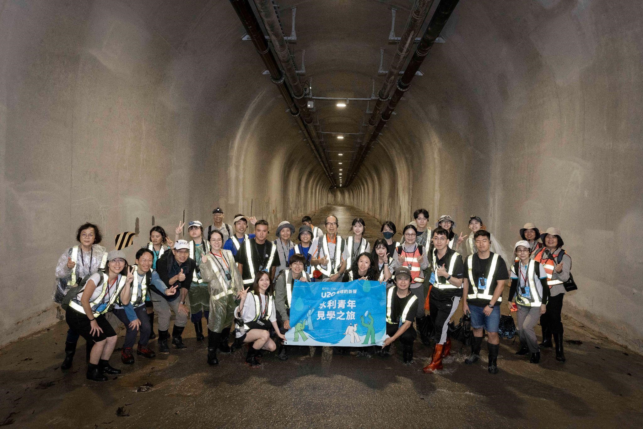 2024年水利青年實地參訪阿姆坪防淤隧道洩洪道，深入了解石門水庫防洪防淤的關鍵設施，親身體驗水利工程的宏偉與精密。_pic