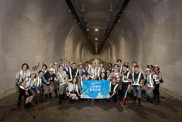2024年水利青年實地參訪阿姆坪防淤隧道洩洪道，深入了解石門水庫防洪防淤的關鍵設施，親身體驗水利工程的宏偉與精密。