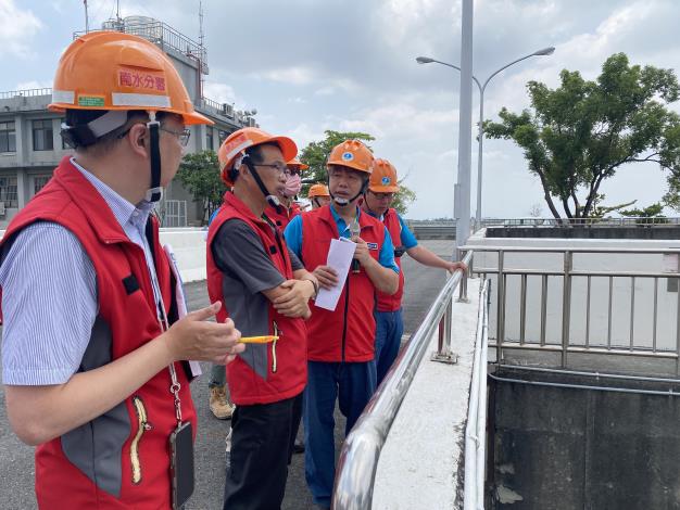 4-03-0430謝景樹主任向陳春宏副總工程司說明-抽泥砂設備操作演練.JPG