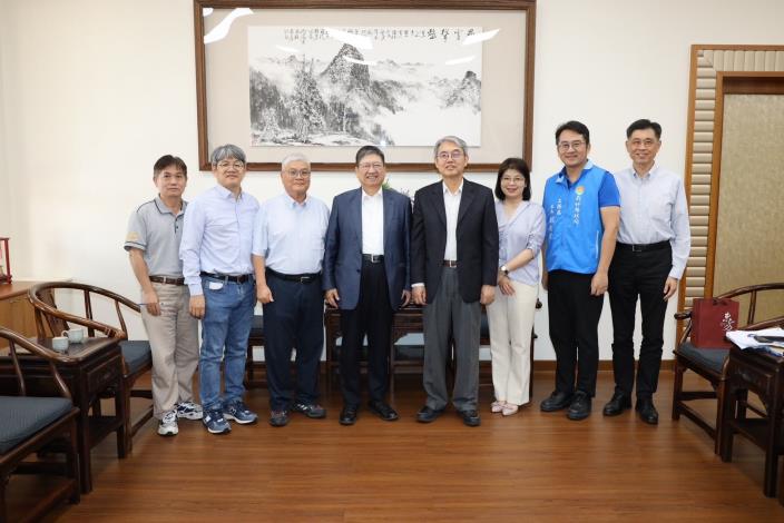 與新竹縣政府合影