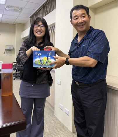 圖2第八河川分署長及水文組組長合影