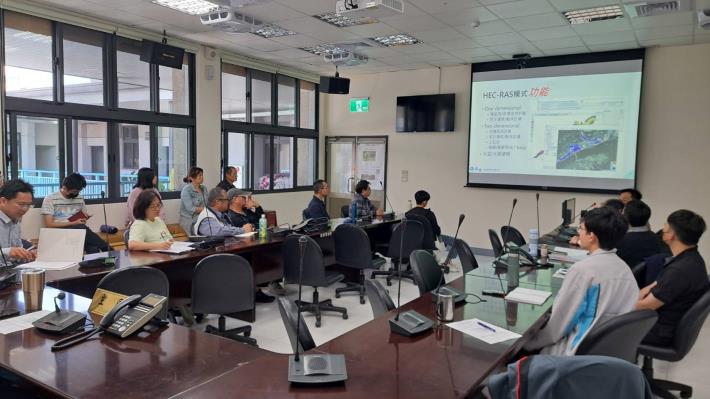 講師簡報解說情形