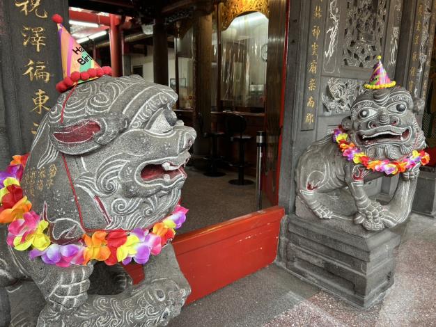 圖3_門口石獅子歡慶100年生日