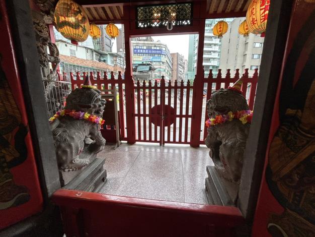 圖2_特殊紅色木柵欄、前方為廟埕