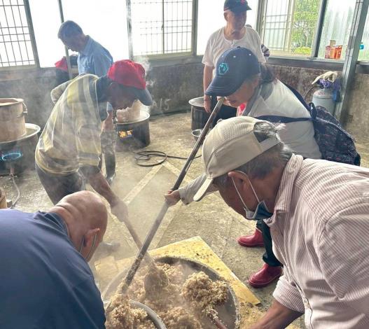 圖2、社區志工與北水特分署團隊攜手包粽