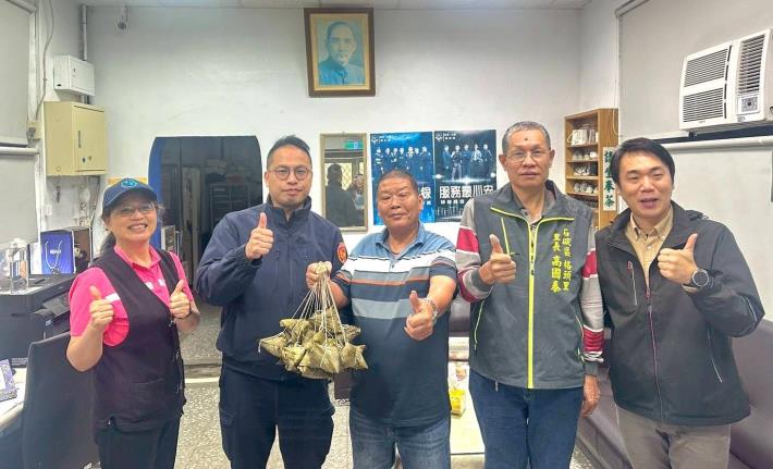 圖5、分送粽子至派出所 傳遞節慶溫情