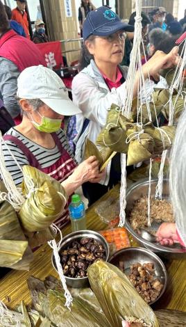 圖1、社區志工與北水特分署團隊攜手包粽