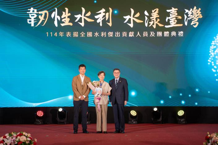 行政院卓榮泰院長頒發終身成就獎