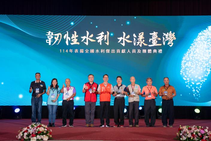 行政院中部聯合服務中心陳錦倫副執行長頒發綠美化水岸土地認養維護績優單位