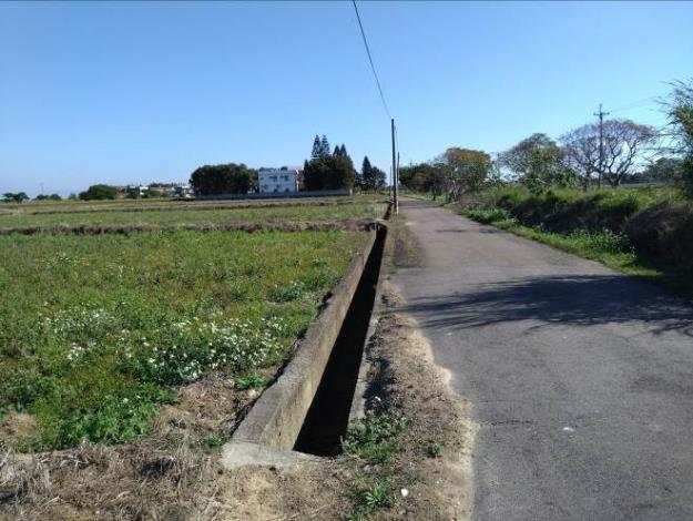 圖12堤頂改善前