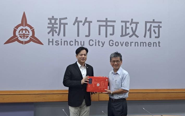 雙方互贈伴手禮