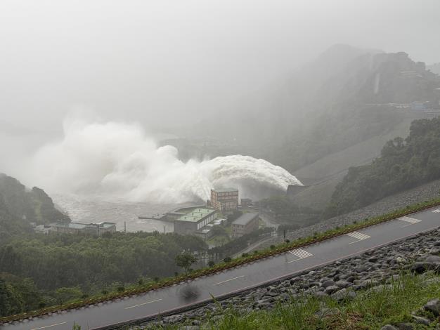 石門水庫溢洪道及排砂隧道放水照片