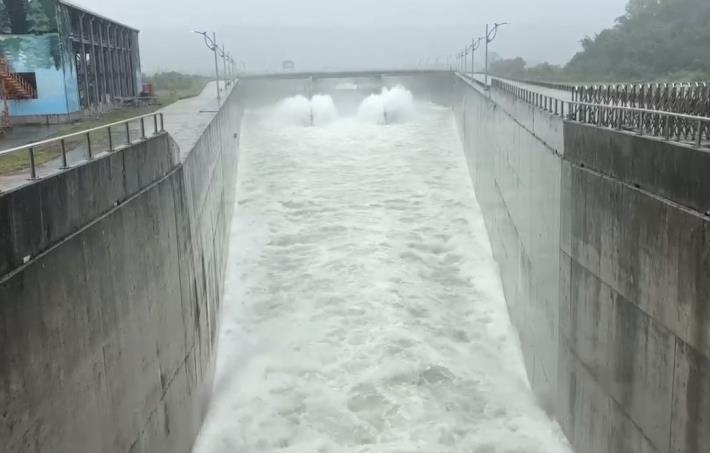 阿姆坪防淤隧道沖淤池放水狀況