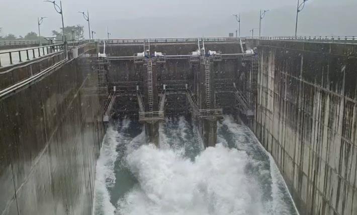 阿姆坪防淤隧道進水口放水狀況