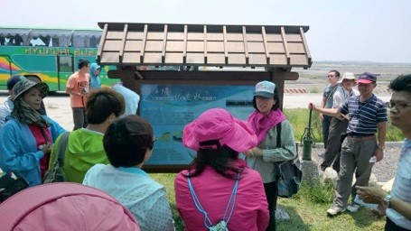 大樹水資源志工對參訪團體進行伏流水模場解說及交流