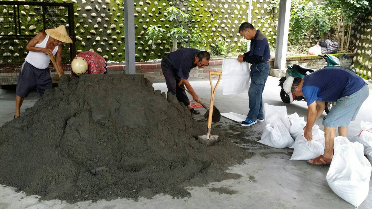 營南里社區颱風前協力裝填砂包防災應變
