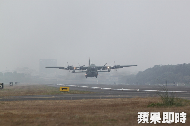 上午空軍C-130運輸機於屏東機場起飛執行空中增雨(106