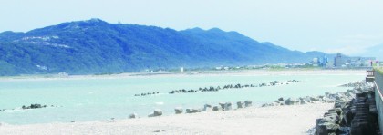九河局近年來在花蓮市海岸設置潛堤群，確保國土不再流失，增加民眾親近性，更意外發現珊瑚群生。
