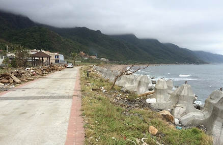 颱風海浪衝擊岸上堤防造成部份設施損壞