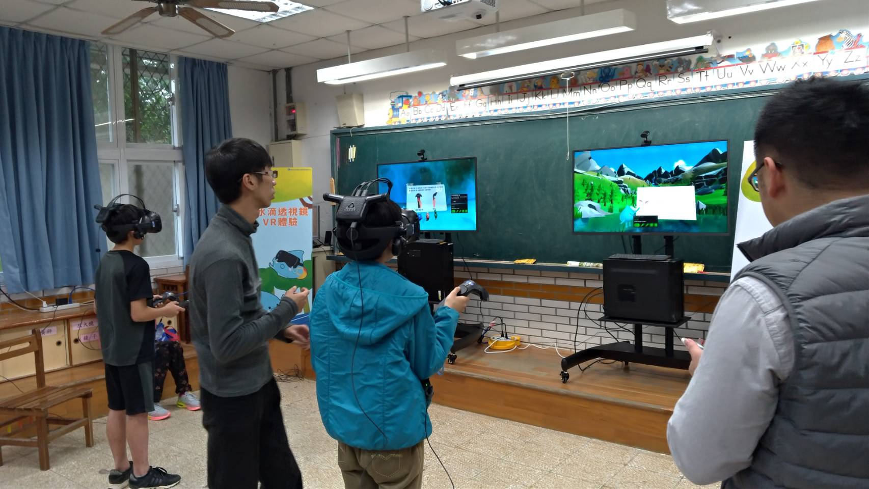 小朋友正在體驗新科技虛擬實境(VR)環境教育課程