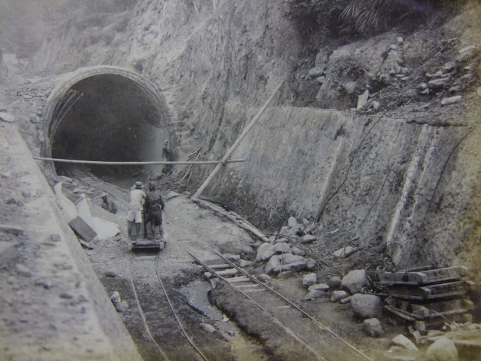 烏山嶺舊隧道當年施工的場景