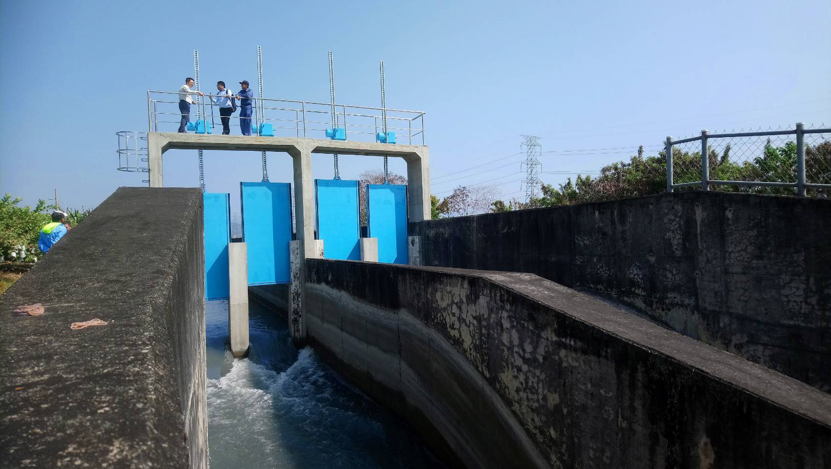 373-集集攔河堰N19跌水工現場閘門完成設置
