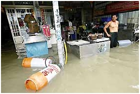 碧利斯颱風雖已遠颺，但屏東縣新園鄉港西村七月十五日仍積水未退