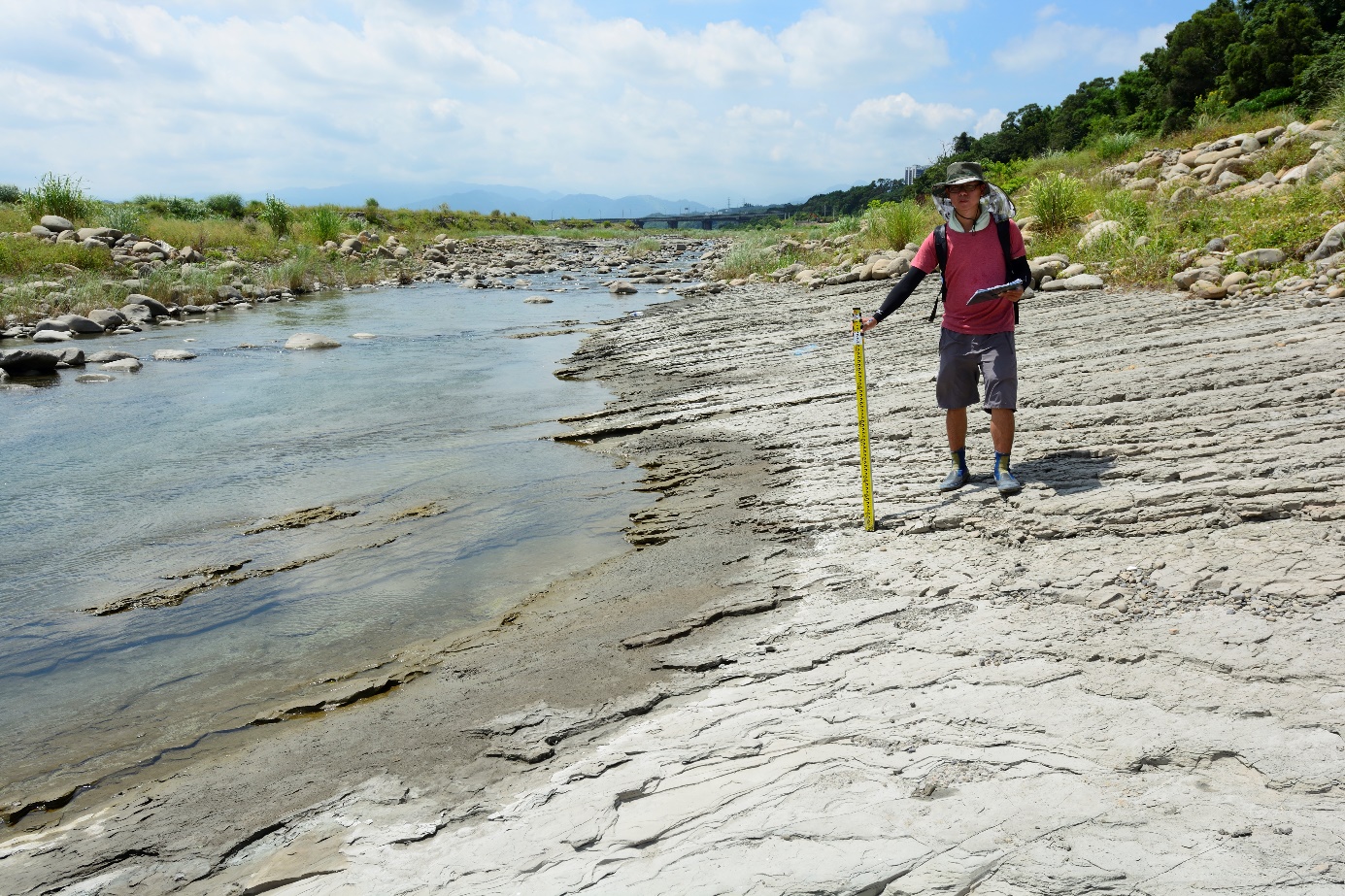 頭前溪中正大橋岩床河段河道之變遷趨勢與穩定策略