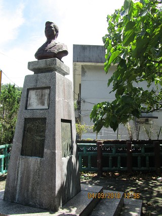 陳金龍上校紀念銅像
